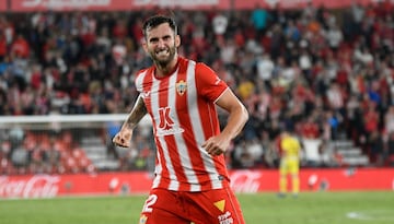 El brasileño celebra su segundo tanto con la camiseta rojiblanca