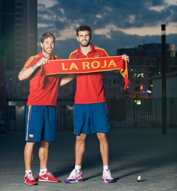 2012. Gerard Piqué y Sergio Ramos posan dias antes de jugar la final de la Eurocopa contra Italia.