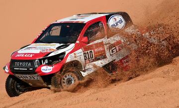 En 2019, Alonso se dedicó a preparar uno de los mayores desafíos de su carrera. Los circuitos y el asfalto siempre habían sido su hábitat natural, pero quiso salir fuera y probar algo nuevo: la arena del Dakar. Y lo hizo en enero en Abu Dhabi, con Toyota y de forma sobresaliente. Un par de días malos le dejaron lejos de Sainz y los mejores, pero demostró que tenía velocidad para ser competitivo (peleó por ganar una etapa) y sobre todo que también sabe bajarse al barro y pelear hasta el final con humildad. Una nueva faceta que le hizo crecer como piloto.