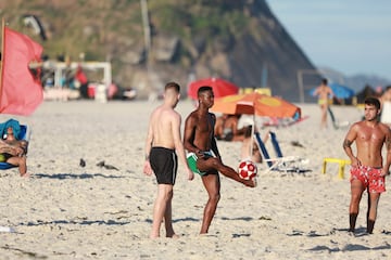 Vinicius disfruta de sus vacaciones en las playas de Río