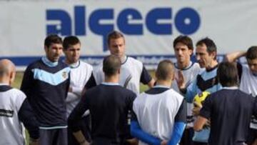 <b>ESTRENO. </b>Juan Carlos Oliva, ayer, con la plantilla del Nàstic en su primer entrenamiento.