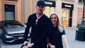 Raptan y amenazan con un machete a Olsen, portero del Everton