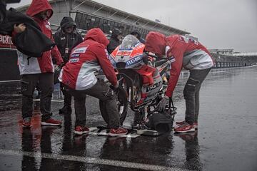 Tras la de Qatar, sólo para MotoGP, la cancelación más reciente es la del GP de Gran Bretaña de 2018, por culpa del deficiente asfalto de Silverstone, que no drenaba el agua como debía. El sábado se rozó la tragedia con varias caídas en la clase reina por culpa de una enorme bolsa de agua. Entre los caídos se encontraba un Rabat al que, estando ya en pie, le arroyó la moto de Morbidelli y eso le provocó una triple fractura en una pierna. Y tuvo suerte, porque pudo ser aún peor. Aquello hizo que se replanteara seriamente la posibilidad de correr al día siguiente. Ya el domingo, se pudieron llevar a cabo los warm up de las tres categorías, pero empezó a llover antes de las carreras y las motos ya no volvieron a la pista. Tras numerosos retrasos esperando a que escampara, se llegó por la tarde a la decisión de la cancelación. Se llegó a plantear la posibilidad de correr el lunes, pero los equipos no se pusieron de acuerdo y se suspendió todo. A partir de ahí, se decidió que para ocasiones futuras, de no poder correr el domingo, se correría el lunes. 