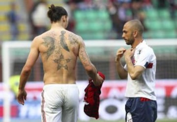 La espalda de Ibra está decorada con los tatuajes más emblemáticos: la pluma que recuerda los orígenes del hombre y es símbolo de triunfo tras la guerra. La carpa Koi japonesa, como símbolo del pez que nada a contra corriente superándo todas las barreras, los cinco budhas, que representan viento, agua, fuego, creatividad y espacio. y sobre el omóplato derecho, los Yantras, un tatuaje ancestral, a punto de desaparecer, que signegún la tradición proteje frente a las traiciones (concretamente contra las puñaladas por la espalda).