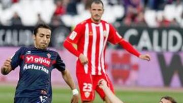 <b>SACRIFICIO. </b>Bernardello se tira al suelo para intentar quitar el balón a Diego Castro, ante la mirada de Soriano.