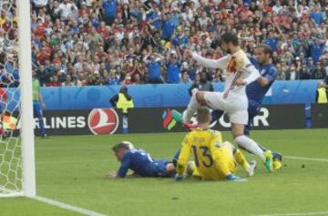 Lanzamiento de falta Éder. Para de Gea pero el balón queda muerto en el área pequeña. Chiellini remata con la oposición de Piqué y marca el 1-0.