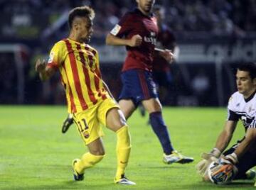 Neymar ante el guardameta Andrés Fernández.