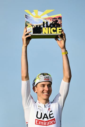 El ciclista esloveno Tadej Pogacar celebra en el podio su sexta victoria de etapa del presente Tour. 