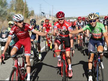 El ciclista británico del equipo Sky, Chris Froome, ganador de la Vuelta Ciclista a España, brinda con el segundo en la clasificación general, el italiano del equipo Bahrei-Merida Vicenzo Nibali y el tercero, el ruso del equipo Katusha, Ilnur Zakarin.