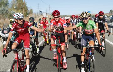 El ciclista británico del equipo Sky, Chris Froome, ganador de la Vuelta Ciclista a España, brinda con el segundo en la clasificación general, el italiano del equipo Bahrei-Merida Vicenzo Nibali y el tercero, el ruso del equipo Katusha, Ilnur Zakarin.