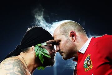 Un guerrero maorí y Rory Best de los Brtish and Irish Lions tras el partido entre Lions y Chiefs en estadio Waikato en Hamilton. Nueva Zelanda.
