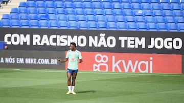 Vinicius entrenando en el Stage Front Stadium.