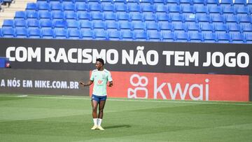 Vinicius entrenando en el Stage Front Stadium.