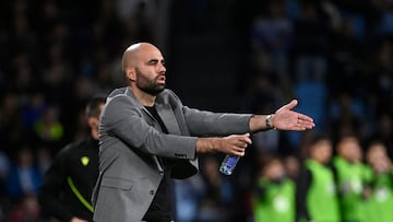 Claudio Gir¨¢ldez da instrucciones durante el partido disputado contra el Barcelona en Bala¨ªdos.