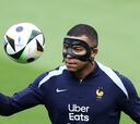 Mbappé ya luce su nueva máscara en el entrenamiento