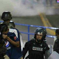El Olimpia vs Motagua concluye con violencia en las tribunas