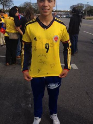 Los hinchas colombianos esperan un triunfo de la Selección en el Estadio Centenario de Montevideo