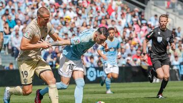 VIGO, 02/04/2023.- El delantero del Celta de Vigo Iago Aspas (d) con el balón ante defensa del Almeria Rodrigo Ely durante el partido de Liga celebrado este domingo en el estadio Balaidos de Vigo. EFE / Salvador Sas