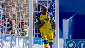 Babín, celebra un gol con el Alcorcón.