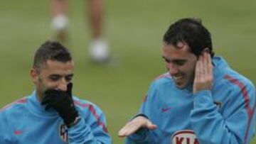 <b>LISTO. </b>Simao y Godín bromeaban durante el entrenamiento de ayer.