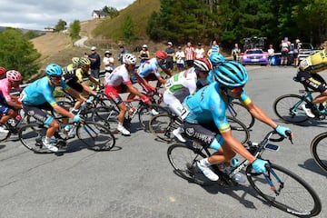 El pelotón durante la decimoquinta etapa de La Vuelta entre Tineo y El Acebo.