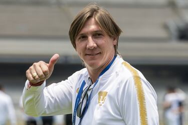 Tuvo dos etapas con el club, siendo la primera la más larga porque duró una década, mientras que en la segunda permaneció 12 meses; ganó un total de seis campeonatos. 