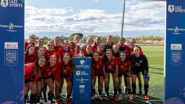 La Sub-20 con el trofeo.