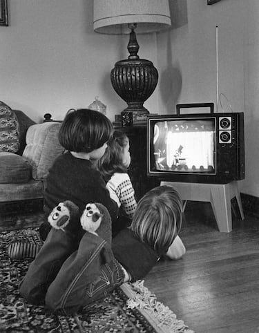 La televisión española contaba en 1975 con dos canales de emisión. La 1 y La 2. En total, durante ese año, se emitieron 1.143 horas de programación en color y 4.205 en blanco y negro. Poco a poco llegaba el color a España. 