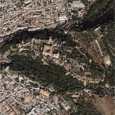 Su nombre proviene del árabe al-Qal'a al-Hamra ("la fortaleza roja"), debido al color de la arcilla de los muros con los que fue construida. Fue la residencia de los sultanes de la dinastía Nazarí y la corte del Reino de Granada hasta 1492. Es uno de los monumentos más visitados del mundo y el máximo exponente del arte nazarí en Europa.