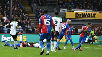 London (United Kingdom), 09/12/2023.- Mohamed Salah (L) of Liverpool scores the 1-1 during the English Premier League match between Crystal Palace and Liverpool in London, Britain, 09 December 2023. (Reino Unido, Londres) EFE/EPA/DANIEL HAMBURY EDITORIAL USE ONLY. No use with unauthorized audio, video, data, fixture lists, club/league logos, 'live' services or NFTs. Online in-match use limited to 120 images, no video emulation. No use in betting, games or single club/league/player publications.