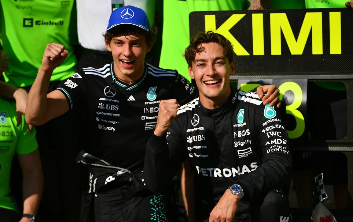 Antonelli y Russell, pilotos de Mercedes.