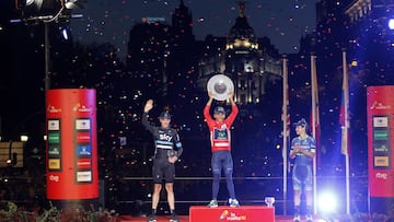 Nairo Quintana celebra su victoria en la general de la Vuelta a Espa&ntilde;a 2016, acompa&ntilde;ado en el podio por Chris Froome y por Esteban Chaves.