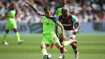 El Liverpool se da un fest¨ªn y pone pie y medio en Champions