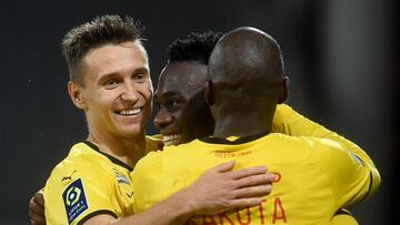 Lens&#039; French forward Arnaud Kalimuendo (C) celebrates with teammates after scoring the opener during the French L1 football match between RC Lens and Stade de Reims at Stade Bollaert-Delelis in Lens, northern France on October 1, 2021. (Photo by FRAN