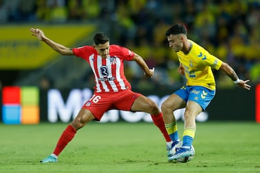 Nahuel intenta robarle un balón a un contrario.