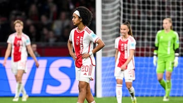 Amsterdam (Netherlands), 19/03/2024.- Lily Yohannes of Ajax (C) walks dejected during the UEFA Women's Champions League quarter-final, 1st leg soccer match Ajax Amsterdam vs Chelsea WFC, in Amsterdam, Netherlands, 19 March 2024. (Liga de Campeones, Países Bajos; Holanda) EFE/EPA/Gerrit van Keulen
