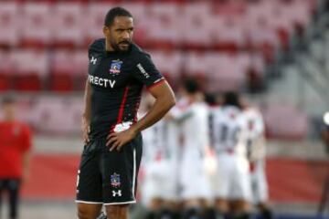 Fútbol, Palestino v Colo Colo.
Decimotercera fecha, Campeonato de Apertura 2015.
El jugador de Colo Colo Jean Beausejour, se lamenta luego del segundo gol de Palestino durante el partido de primera división en el estadio Nacional de Santiago, Chile.