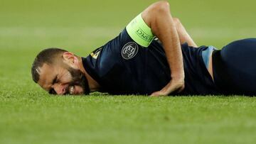 Benzema se lamenta por una ocasión perdida.