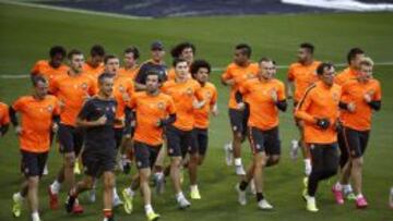 Los jugadores del Shakhtar Donetsk ucraniano durante el entrenamiento de ayer en el Bernabéu.