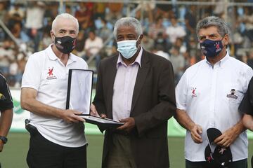 Francisco Maturana volvió a disfrutar del BabyFútbol, festival infantil en el que hizo historia hace 37 años como primer DT campeón. Partido homenaje con varios exfutbolistas en Medellín.