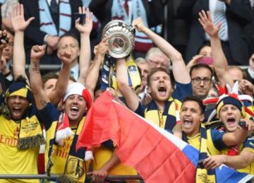 Alexis Sánchez y su celebración con Arsenal por el título de la FA Cup.