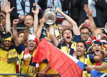 Alexis Sánchez y su celebración con Arsenal por el título de la FA Cup.