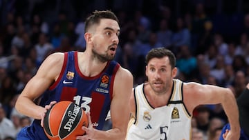 Tomas Satoransky, base del Barcelona, se escapa de Rudy Fernández, del Real Madrid, durante el partido de Euroliga entre Real Madrid y Barça de la Euroliga.