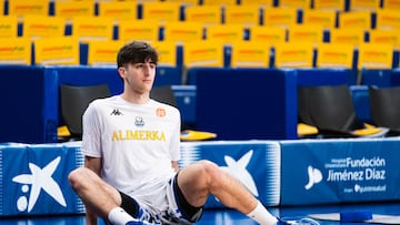 Lucas Langarita, escolta del Alimerka Oviedo, calienta en el Movistar Arena antes de enfrentarse al Estudiantes.