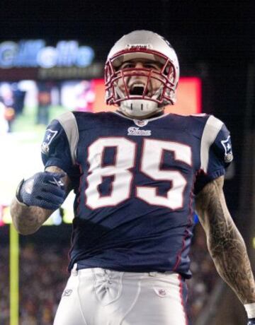 Hernandez fue elegido en la cuarta ronda del draft de 2010, pese a que los Patriots habían elegido otro tight end en la segunda: Rob Gronkowski. En su primera temporada como profesional Aaron Hernandez lució el dorsal 85, que cambiaría al año siguiente por el 81 después de que los Pats ficharan al receptor Chad Ochocinco.