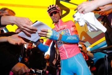 Vincenzo Nibali firma autógrafos a los seguidores durante la última etapa del Giro 2016