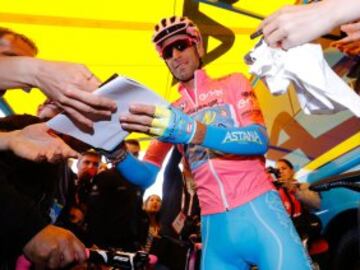 Vincenzo Nibali firma autógrafos a los seguidores durante la última etapa del Giro 2016