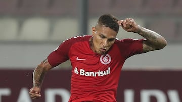 LIMA, PERU - APRIL 24: Paolo Guerrero of SC Internacional plays a free kick during a group A match between Alianza Lima and SC Internacional as part of Copa CONMEBOL Libertadores 2019 at Estadio Nacional de Lima on April 24, 2019 in Lima, Peru. (Photo by 