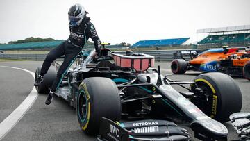 Valtteri Bottas (Mercedes W11), delante de Lewis Hamilton. Silverstone, F1 2020. 