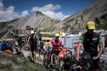 Los aficionados esperan a los corredores en el Col d'Izoard.